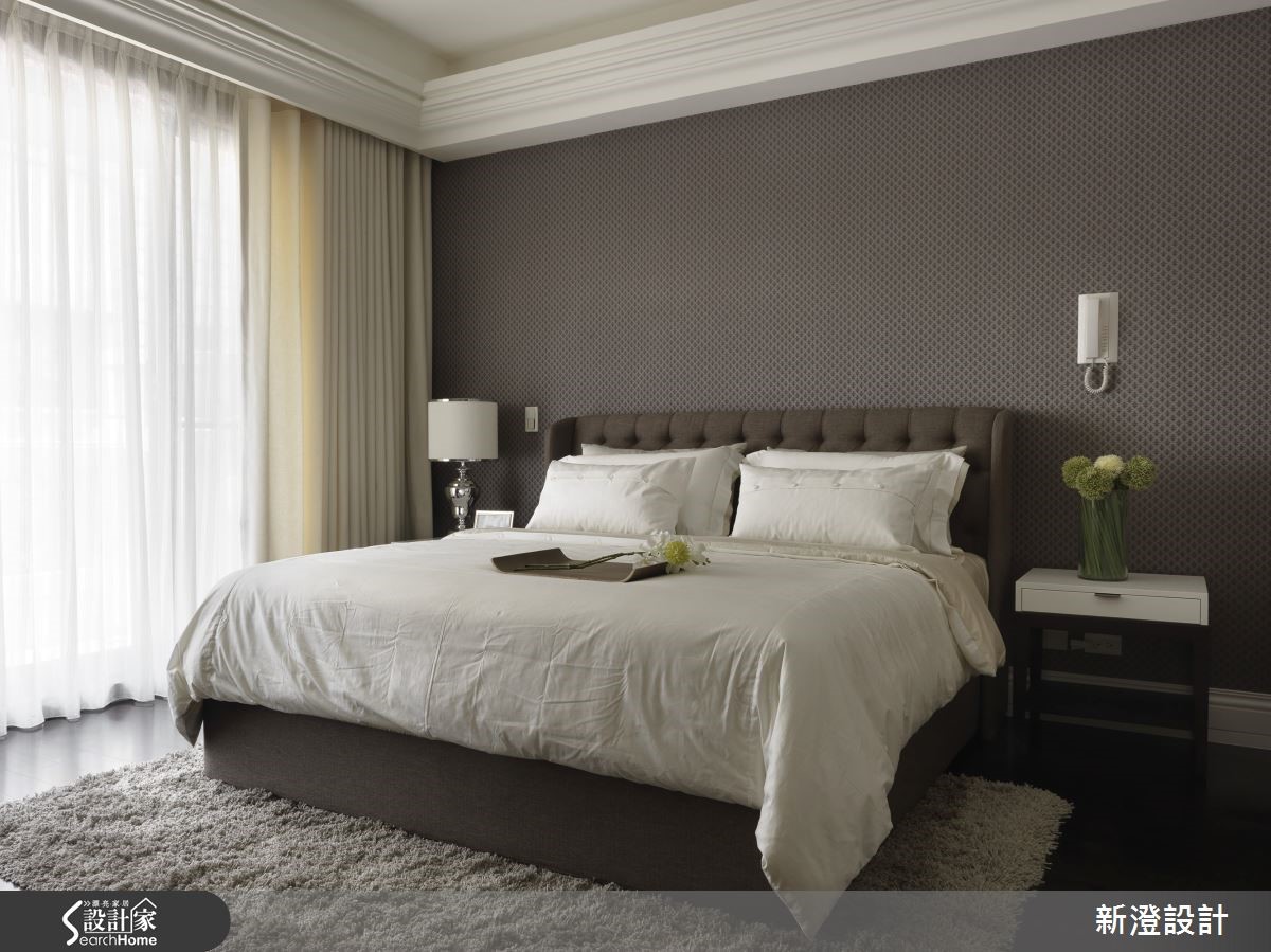 有別於繁複奢華的制式新古典風格，在此 52 坪住宅內，